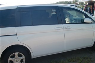 Стекло собачника Toyota Isis Владивосток