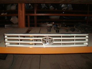 Решетка радиатора Toyota Regius Владивосток